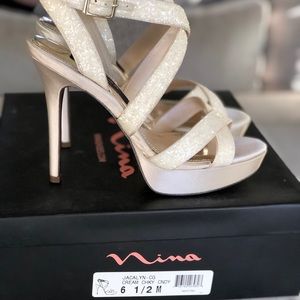 New NINA Jacalyn cream platform sandal 6.5